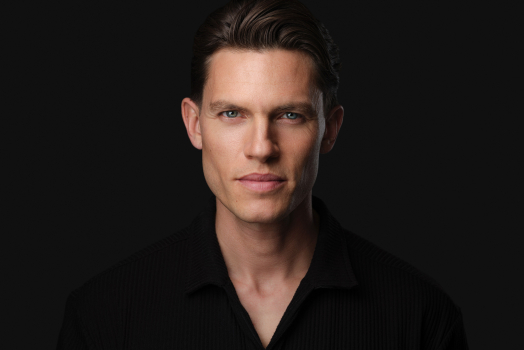 Professional male headshot on a dark background by Montreal headshot photographer Vadim Daniel.