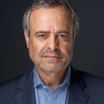 Portrait professionnel d’un dirigeant expérimenté réalisé en studio par le photographe montréalais Vadim Daniel