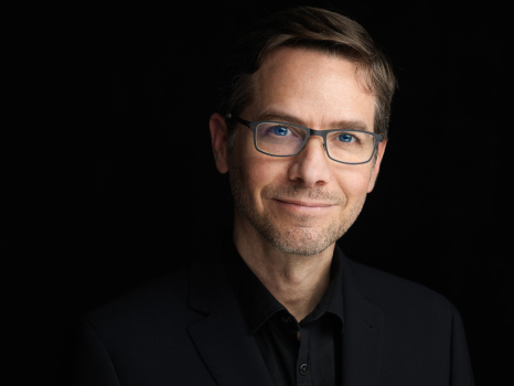 Portrait professionnel d’un dirigeant portant des lunettes, réalisé en studio par le photographe montréalais Vadim Daniel