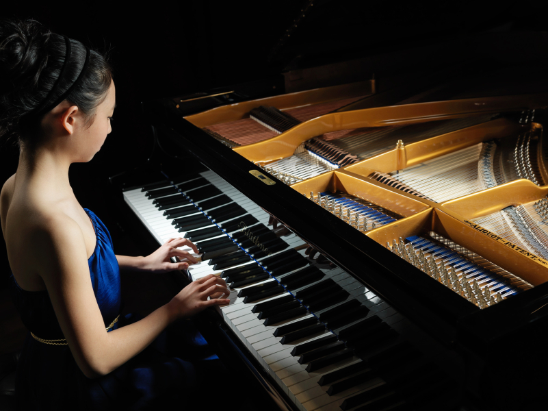 advertising photography in Montreal, studio editorial portrait with grand piano