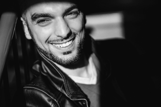 casual editorial portrait, black white portrait, natural light