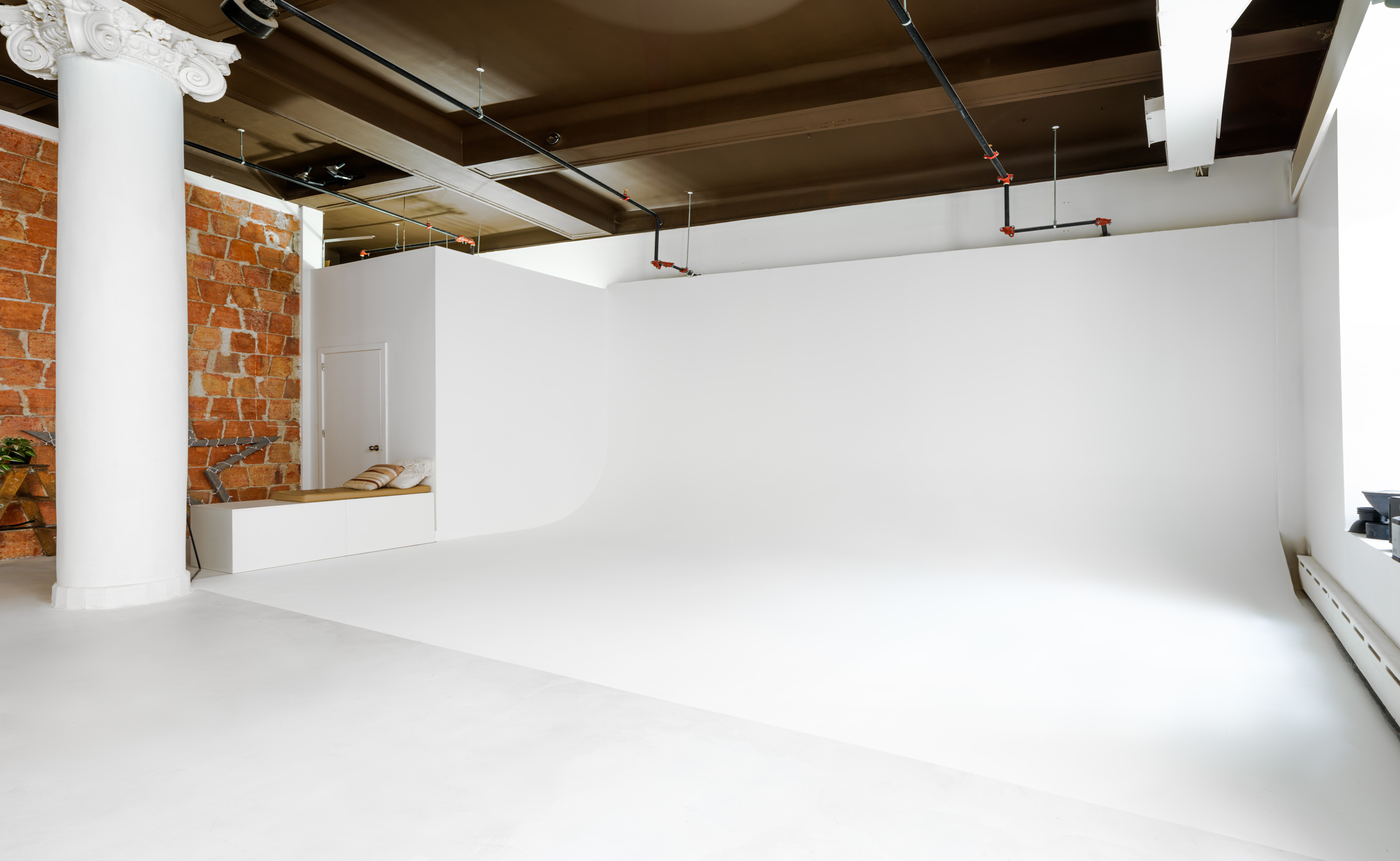 Montreal rental photo studio with cyclorama