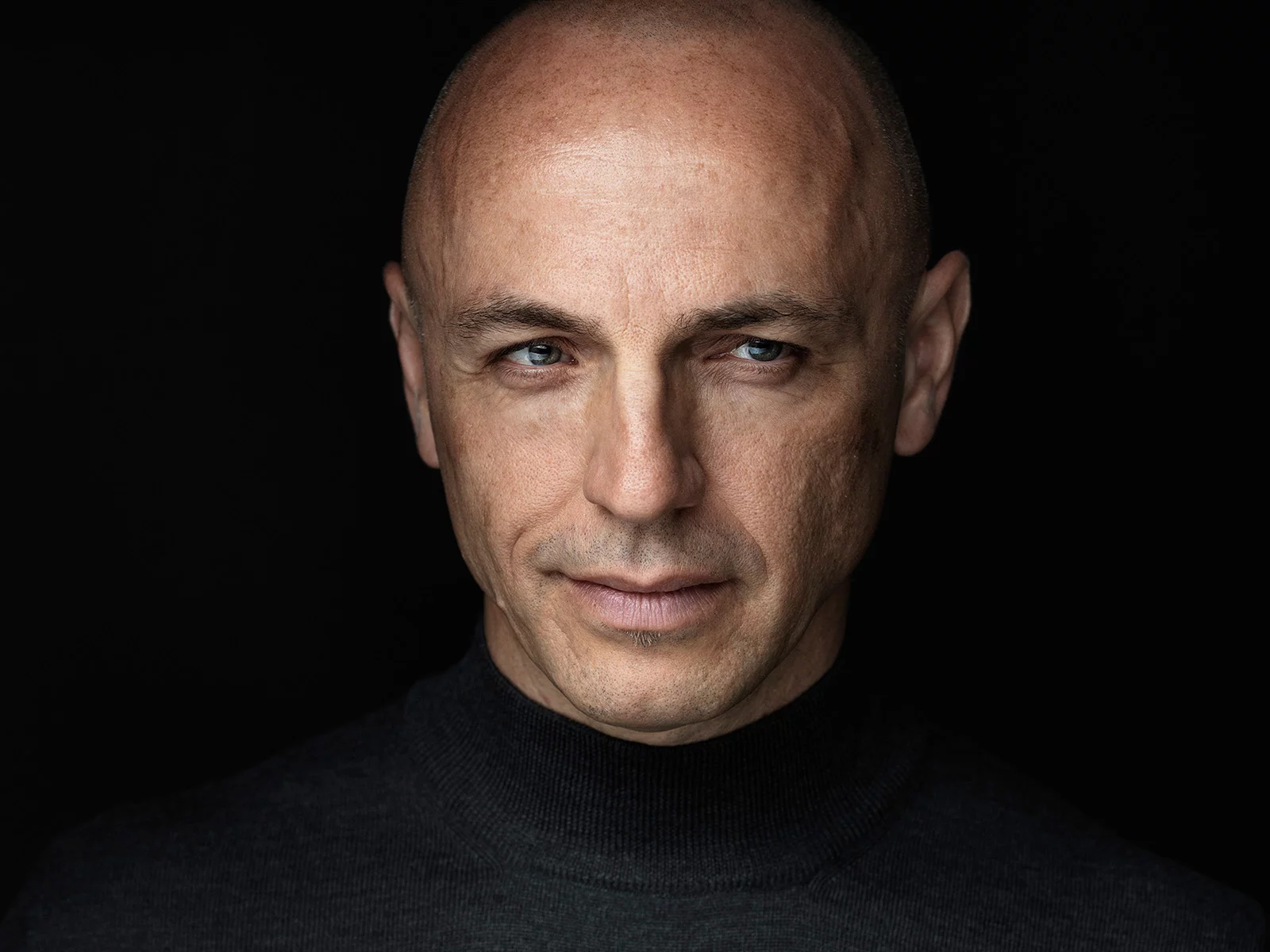 Creative headshot photography by Vadim Daniel, Montreal headshot photographer